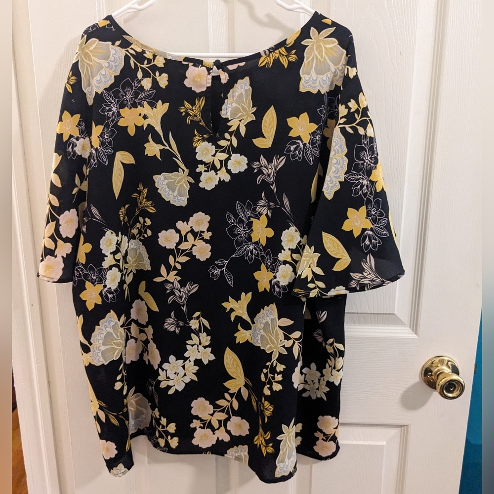 LOFT black, flutter sleeve blouse in a yellow floral pattern, size 24